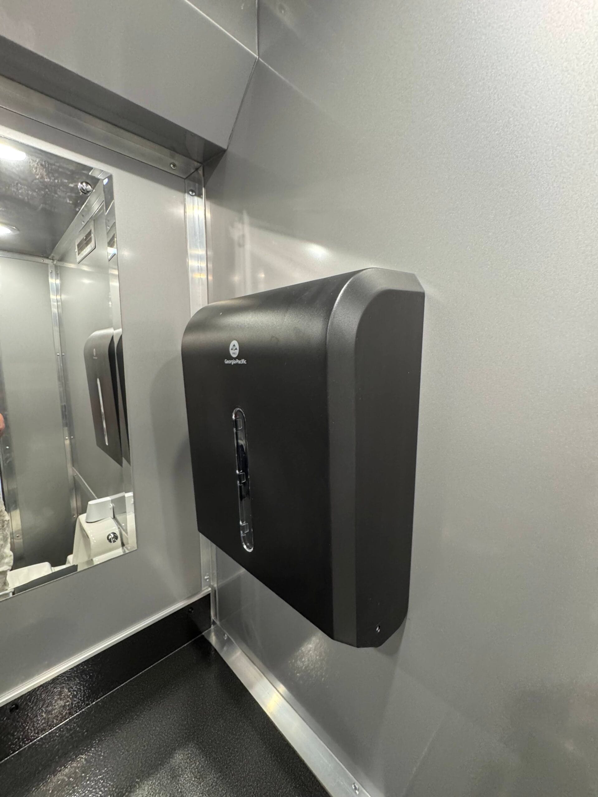 3 private room restroom trailer 16′ x 6′ - Image 9